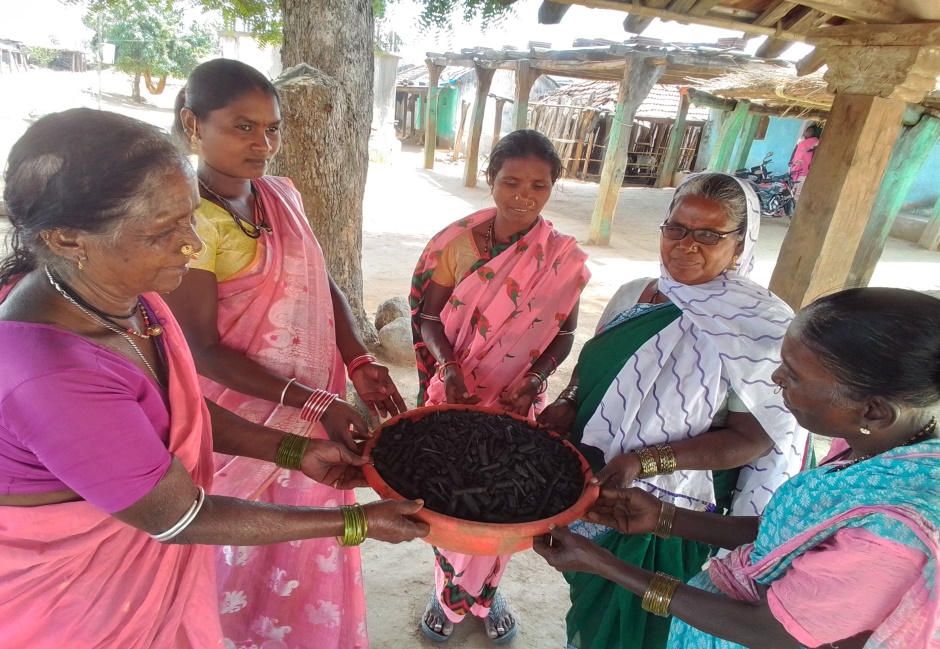 Women farmers holding a basket of vermicompost they made themselves